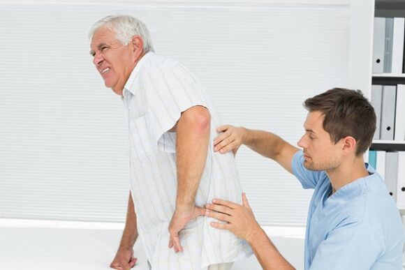 Ηλικιωμένος ασθενής με πόνο στη μέση στην πλάτη